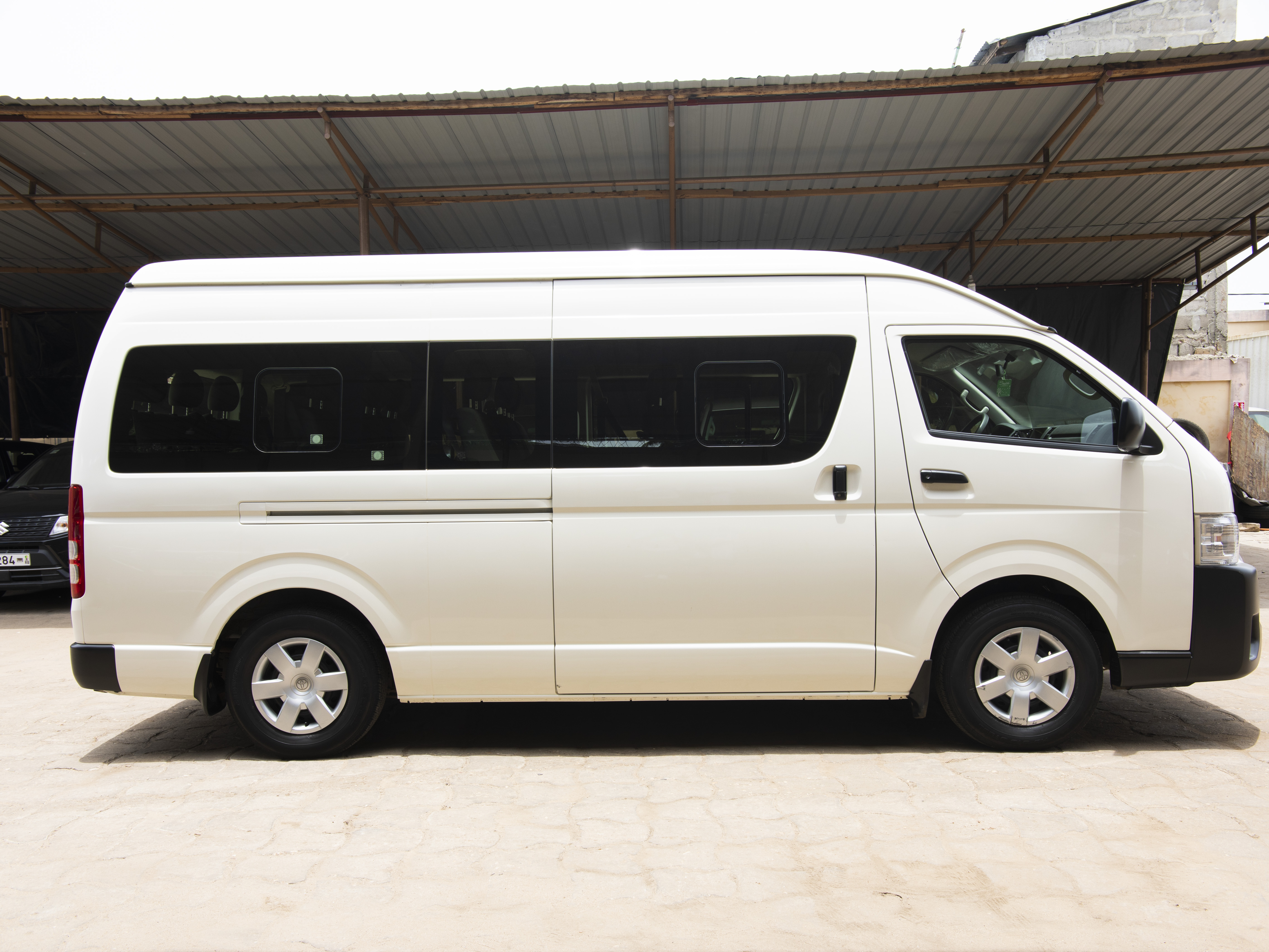 Toyota Bus de 32 places à louer chez Sanko