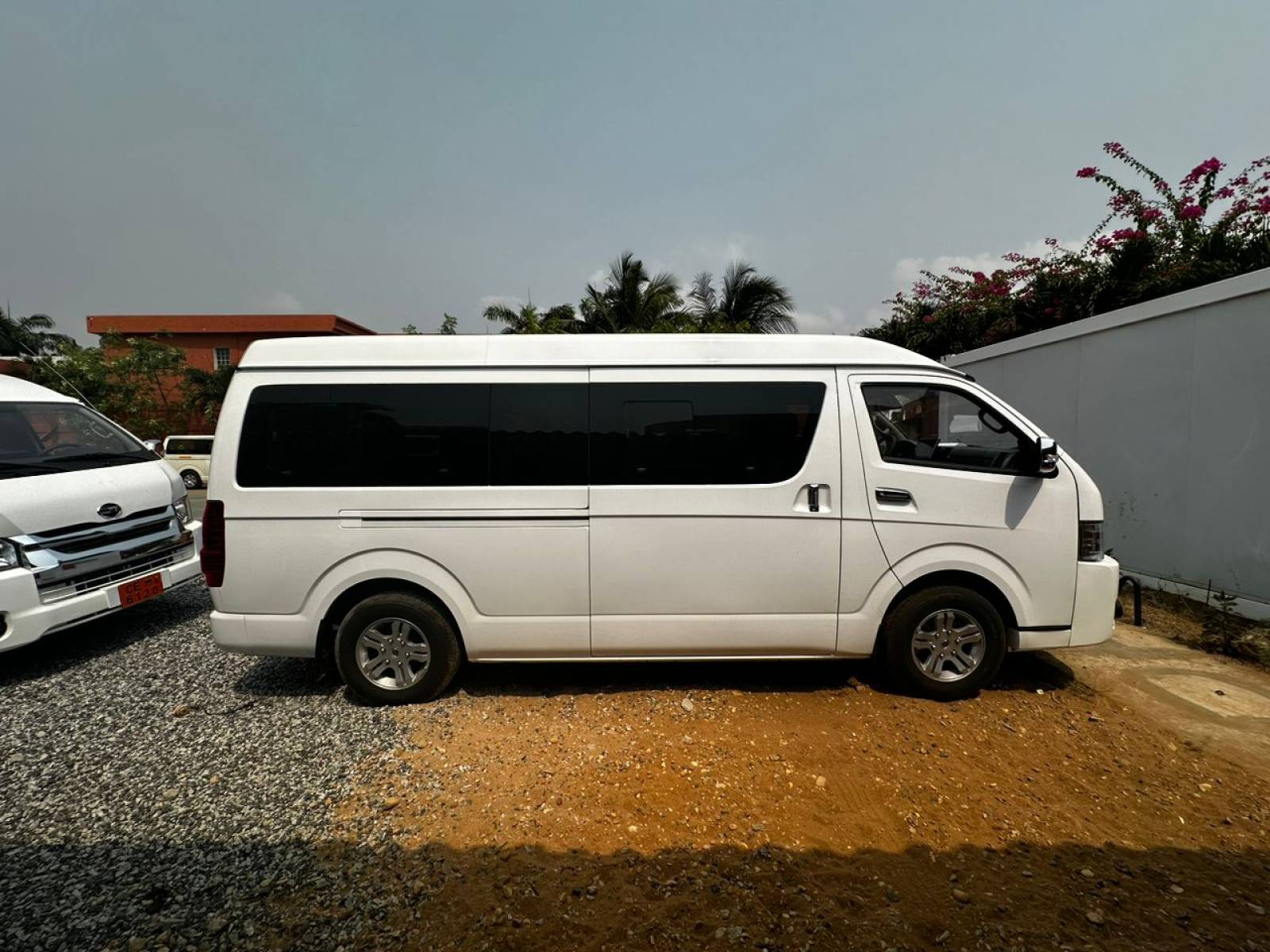 Toyota Mini Bus à louer chez Sanko